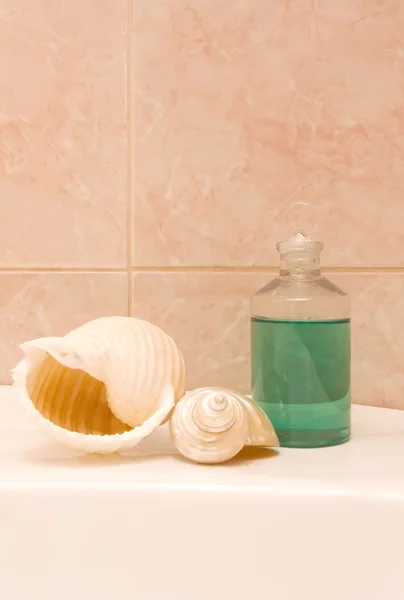 Muszle i butelki z zapach oleju — Zdjęcie stockowe