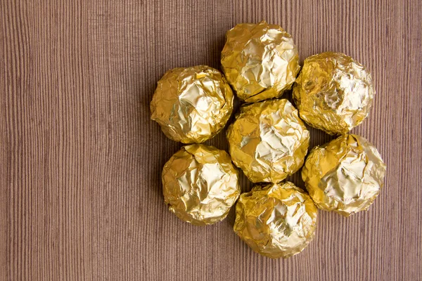 Cukierki czekoladowe w złotej folii — Zdjęcie stockowe