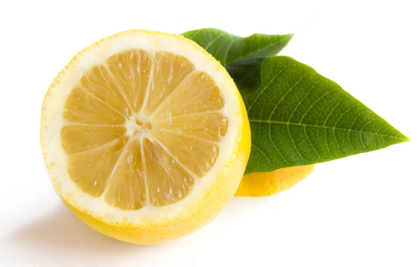 Juicy Lemon and Green Leaves — Stock Photo, Image