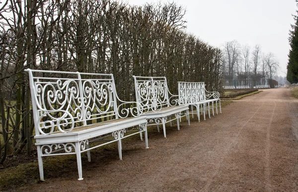 Tři kované lavičky v podzimním parku — Stock fotografie