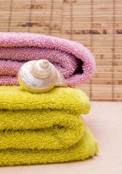 Ręczniki i muszla — Zdjęcie stockowe
