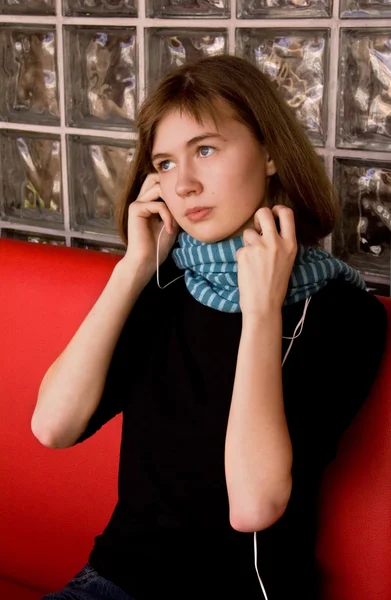 Mädchen im blauen Schal hört Musik — Stockfoto