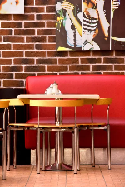 Tavolo e divano rosso al Cafe — Foto Stock