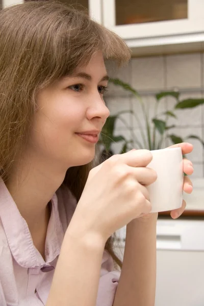 Ung flicka med morgonkaffe — Stockfoto