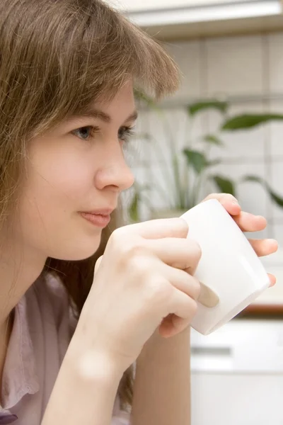 Ung flicka med morgonkaffe — Stockfoto
