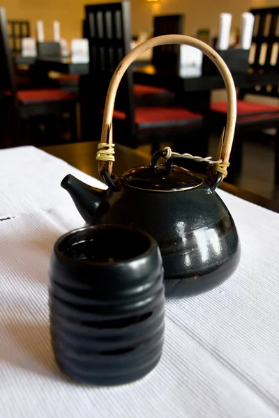 Musta keramiikka Teapot ja Cup — kuvapankkivalokuva