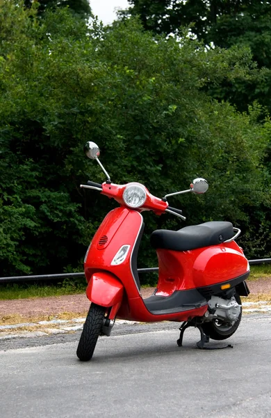 Een rode scooter — Stockfoto