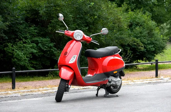 Uno scooter rosso nel parco — Foto Stock