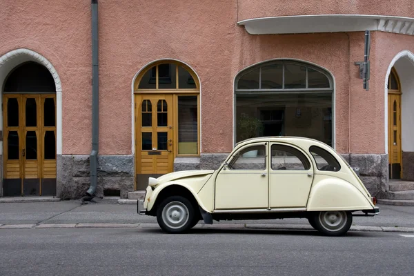 Pequeño coche viejo en la ciudad — Foto de Stock