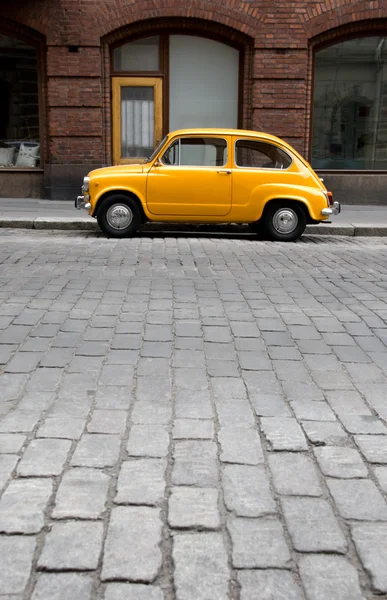 Kleine oude auto in de stad — Stockfoto