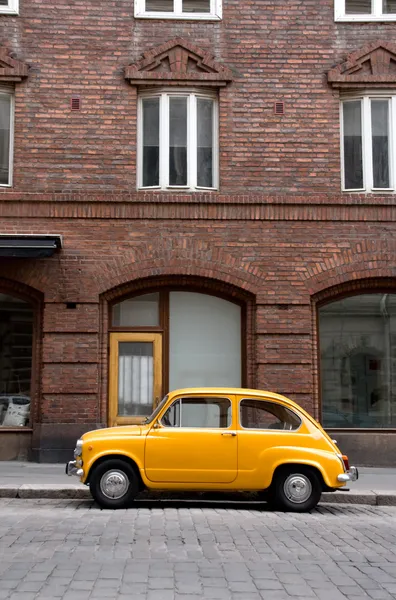 Piccola Vecchia Auto in Città — Foto Stock
