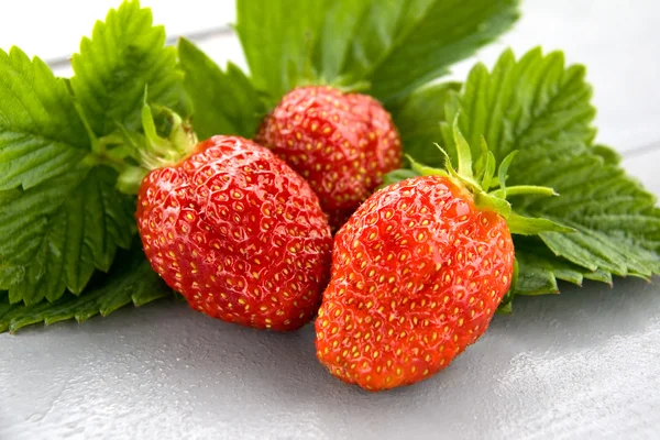 Tre stora röda jordgubbar — Stockfoto