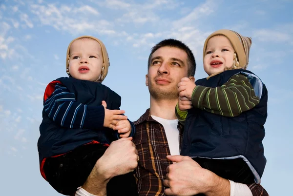 Otec s malými syny dvojčata — Stock fotografie