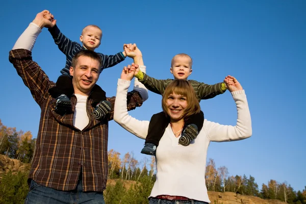 Young twins with parents — Stock Photo, Image
