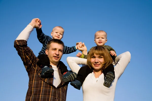 Young twins with parents — Stock Photo, Image