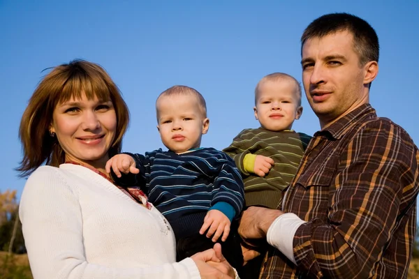 Parents with young twins — Stock Photo, Image