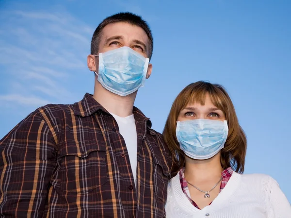 Coppia indossando maschere antinfluenzali — Foto Stock