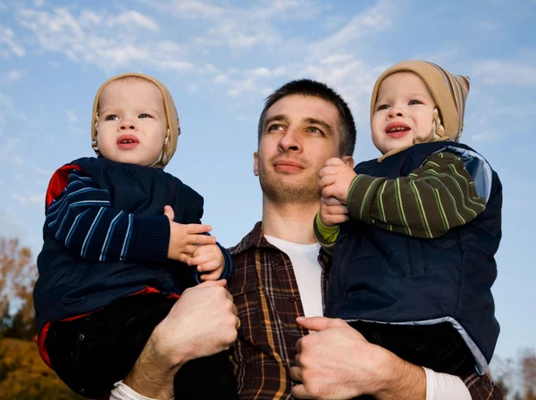 Отец с маленькими сыновьями-близнецами — стоковое фото