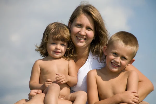 Moeder met twee kinderen — Stockfoto