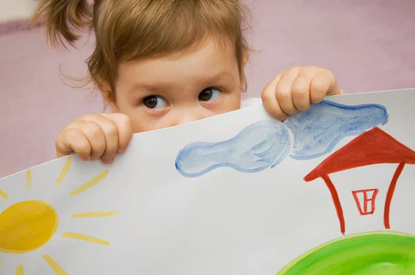 Ребёнок с рисунком — стоковое фото
