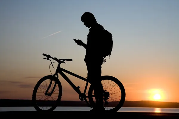 Виклик велосипедиста по телефону — стокове фото