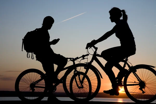 Dos ciclistas al atardecer —  Fotos de Stock