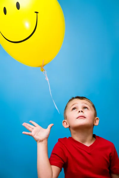 Chłopiec i balon — Zdjęcie stockowe