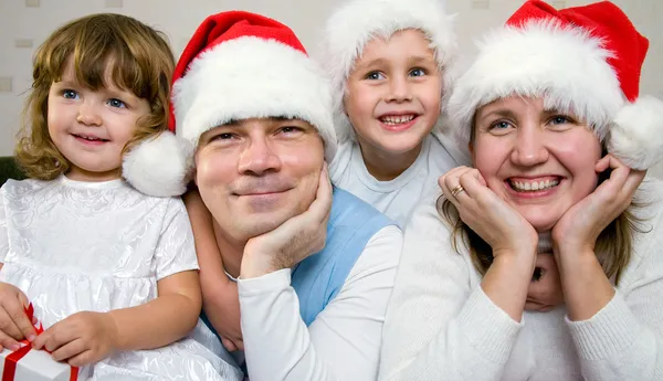 クリスマスの幸せな家族 — ストック写真