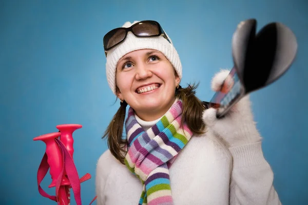 De mooie vrouw op ski 's — Stockfoto