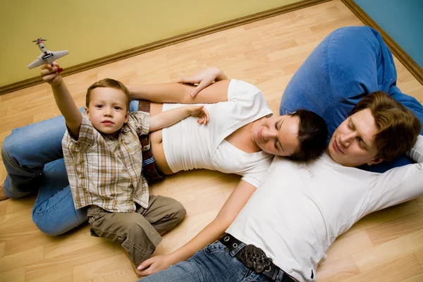 Familie auf einem Fußboden — Stockfoto