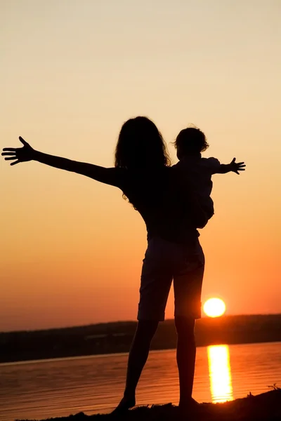 Мати і дочка на заході сонця — стокове фото