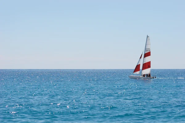 Jacht w błękitnym morzu — Zdjęcie stockowe