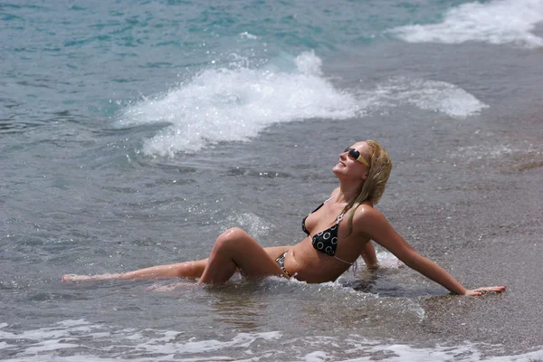 Mujer sexy en la playa — Foto de Stock