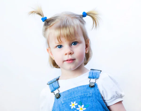Söt blond liten tjej — Stockfoto