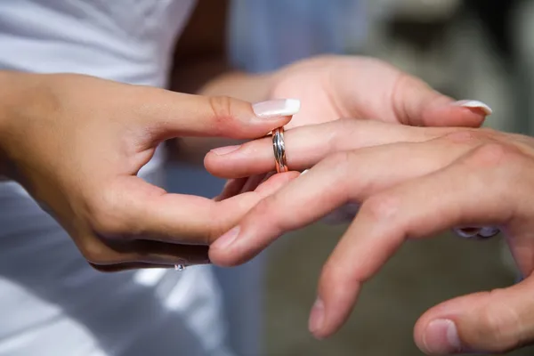 Невеста дарит жениху кольцо — стоковое фото