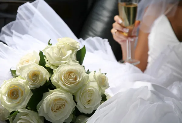 Kytice květin a šampaňské — Stock fotografie