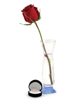bir vazo ve siyah hediye kutu kırmızı gül.