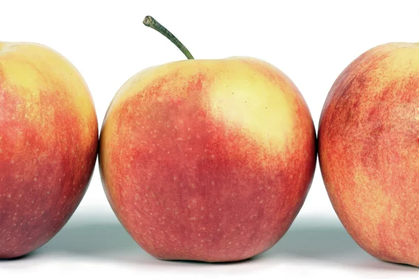 Eine Reihe roter Äpfel. — Stockfoto