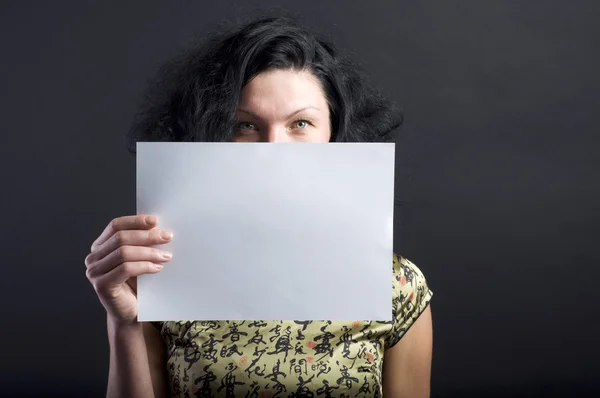 Mujer con papel en blanco —  Fotos de Stock