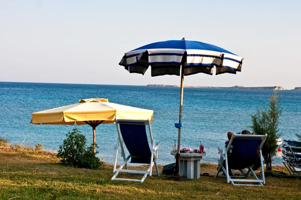 Plaj şemsiyesi ve sandalye — Stok fotoğraf