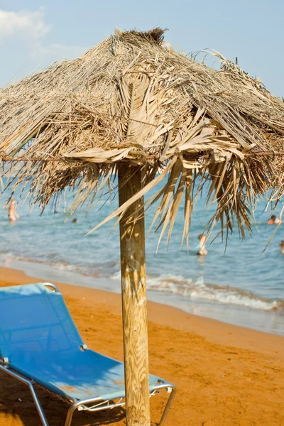 Guarda-chuva de palha para praia — Fotografia de Stock