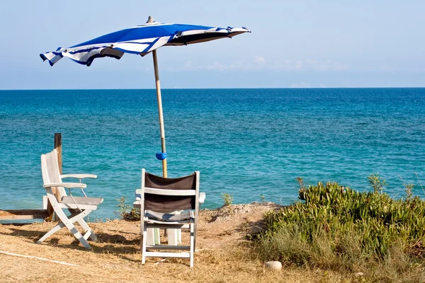 Parasol plażowy i krzesło — Zdjęcie stockowe