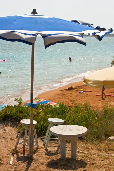 Пляжный зонтик и стул — стоковое фото