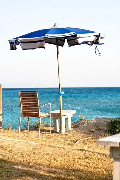 Guarda-chuva praia e cadeira — Fotografia de Stock