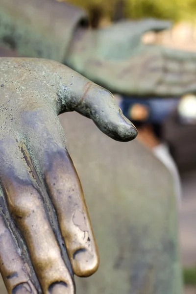 Hand en bronsstaty — Stockfoto