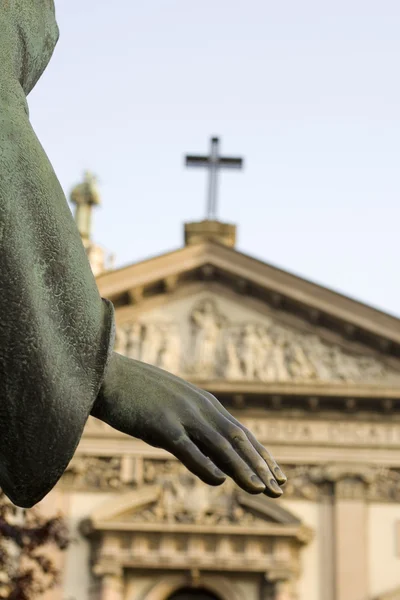 Mão de uma estátua de bronze — Fotografia de Stock