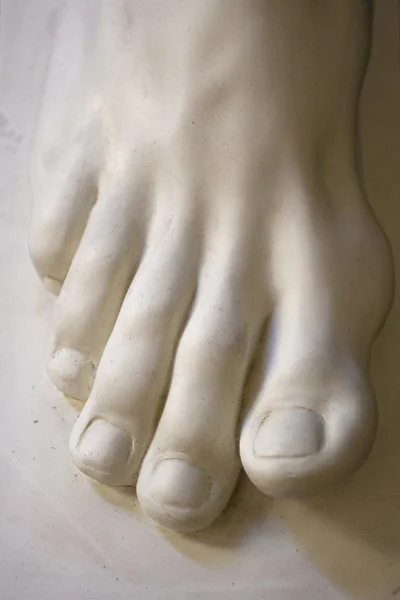 Foten av en marmor skulptur — Stockfoto