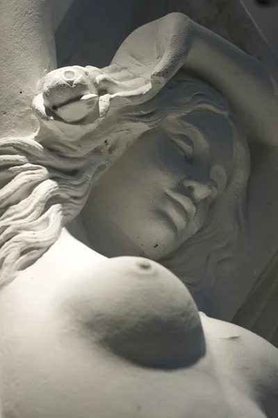 Скульптура женщины — стоковое фото