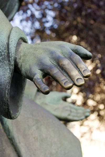 Hand en bronsstaty — Stockfoto