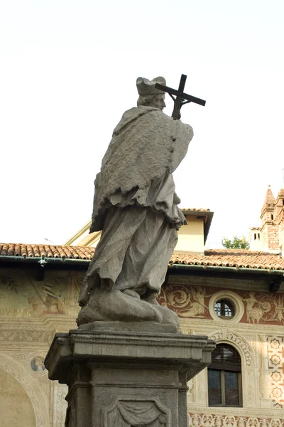Статуя кардинала — стоковое фото